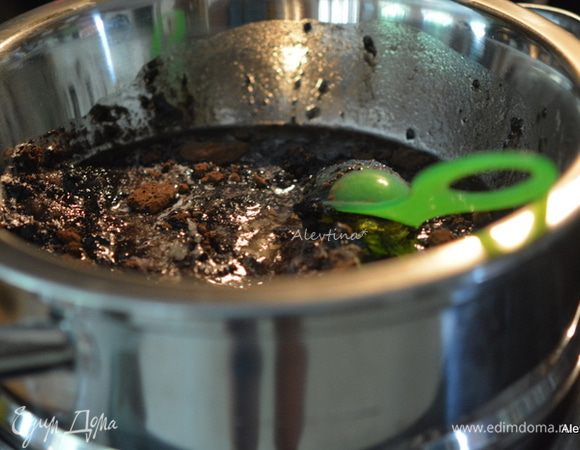 Растопить шоколадные капли на водяной бане со сливочным маслом. Снять с огня.