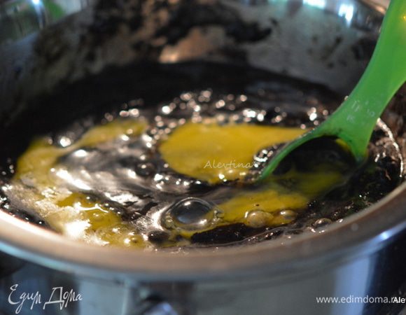 Взбить яйца и сахар, добавить ваниль, затем шоколадную массу. Перемешать.