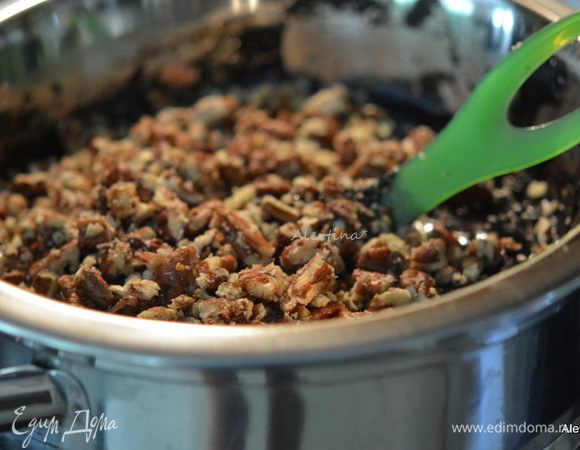 Добавим муку, рубленные орехи. Перемешать.