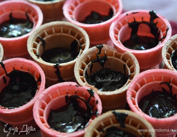 Тесто разлить в вафельные стаканчики, заполнив наполовину. Поставить в духовку на 20 — 25 мин.