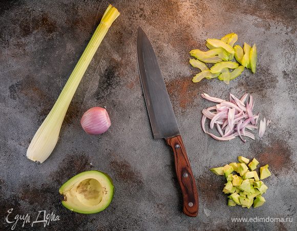 Авокадо разрезать на 2 части. Очистить от мякоти, оставляя небольшую часть в кожуре. Вторую часть мелко нарезать. Также нарезать сельдерей кубиками, лук красный.