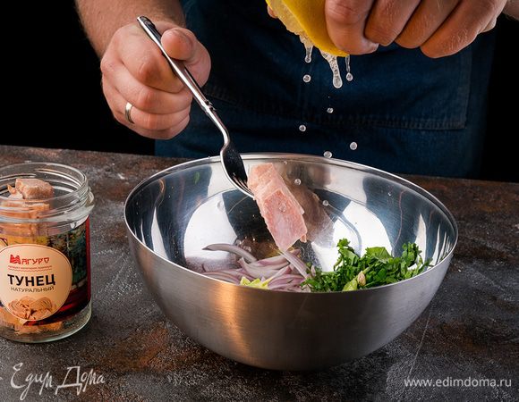 Достать тунец из упаковки и вилкой поломать. Все перемешать.