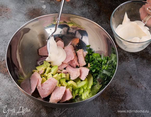 Добавить заправку в салат. Перемешать.