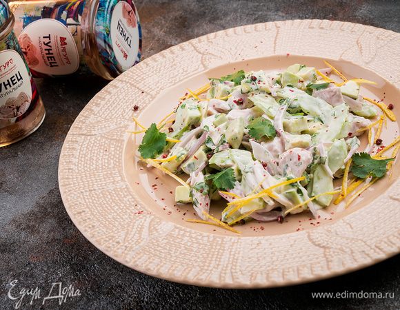 Выложить на тарелку, украсив зеленью.