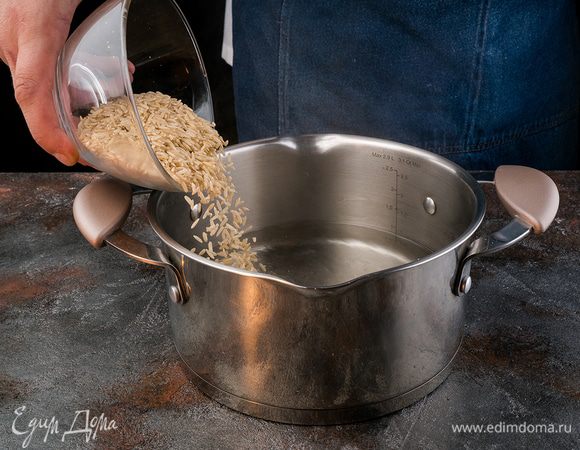 Варим рис на медленном огне до готовности. После того как рис готов, поливаем его лимонным соком (1 — 2 ч. л.), накрываем крышкой, даем остыть.