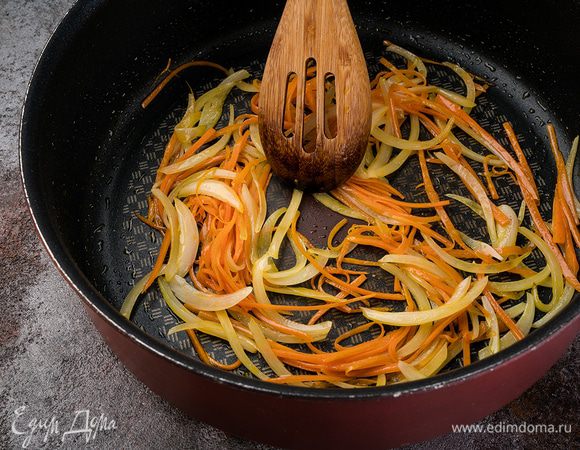Лук и морковь нарезать тонкой соломкой, обжарить на оливковом масле. Режем соломкой свежий огурец.