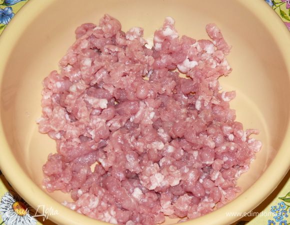 Мясо измельчить на мясорубке и добавить к луку.