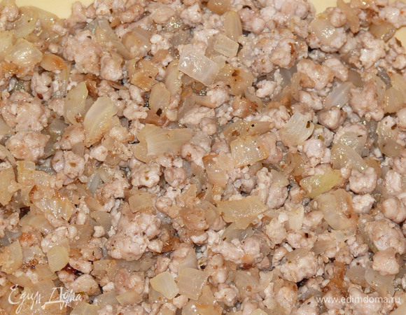 Жарить 15 минут, периодически помешивая. Посолить, поперчить, добавить молотый кориандр. Немного остудить.