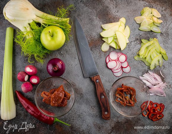 Тонко нарезать сельдерей, фенхель, лук, редис, вяленные томаты.
Яблоко прямо с кожурой нарезать дольками самыми тонкими и сбрызнуть лимонным соком.
