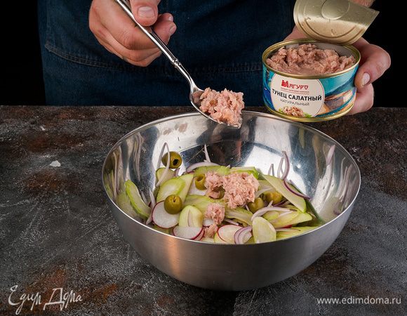 Выложить овощи на тарелку, сверху выложить тунец. 