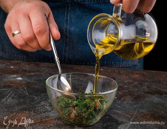 Для заправки заранее разморозить кубик шпината. Влить масло, добавить томаты, соль, перец.