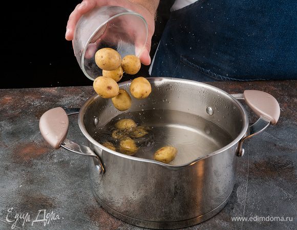 Отварите картофель, когда остынет, очистите и нарежьте на 6 — 8 долек.