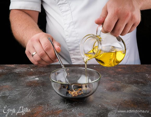 Для заправки перемешайте оливковое масло, зернистую горчицу и темный бальзамический уксус.