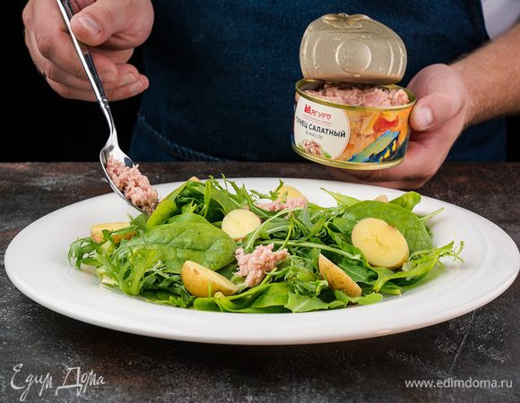 Листья салата порвите уложите на дно блюда. В один слой на небольшом расстоянии друг от друга разместите кусочки картофеля.
Консервированного тунца поломайте на кусочки, помидоры нарежьте дольками или кусочками. Добавьте фасоль, тунца и помидоры к остальным ингредиентам на блюдо.
