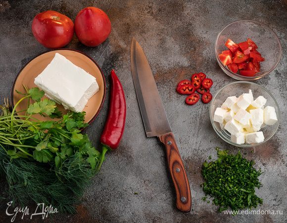 Зелень нарезать, фету, томаты нарезать кубиками, чили измельчить.