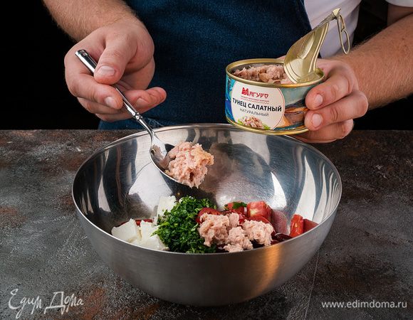 Консервированный тунец слегка размять.