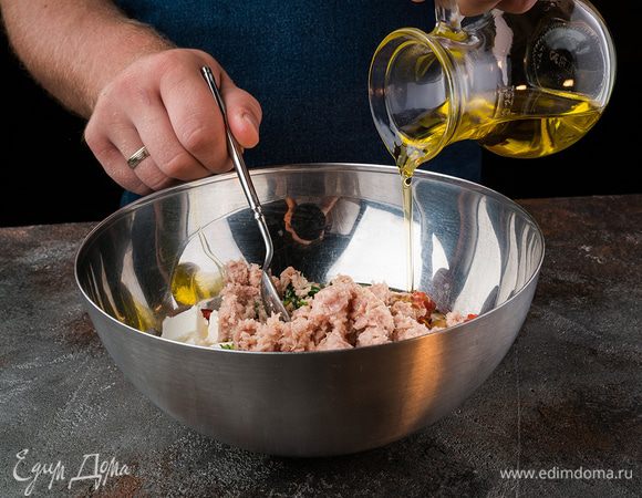 Все перемешать с фасолью и заправить маслом. 