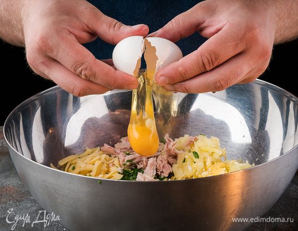 Затем добавить яйцо посолить, поперчить и хорошо перемешать. 
