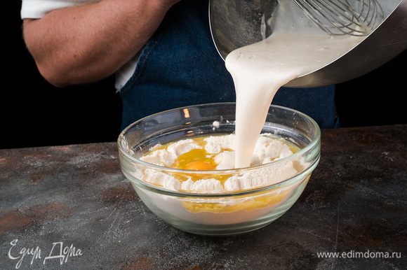 В большую миску просеиваем муку, соль, перемешиваем. В муке делаем лунку и добавляем подошедшую опару, яйцо, масло, замешиваем тесто.