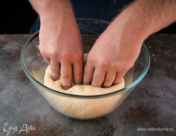 Тесто накрываем и оставляем на 1 час. После этого еще раз обмять тесто.