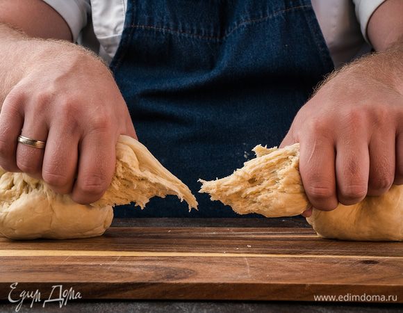 Готовое тесто делим тесто на 2 части, одна из которых больше другой. 