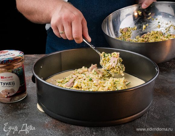 На меньшую по размеру часть теста выкладываем начинку.