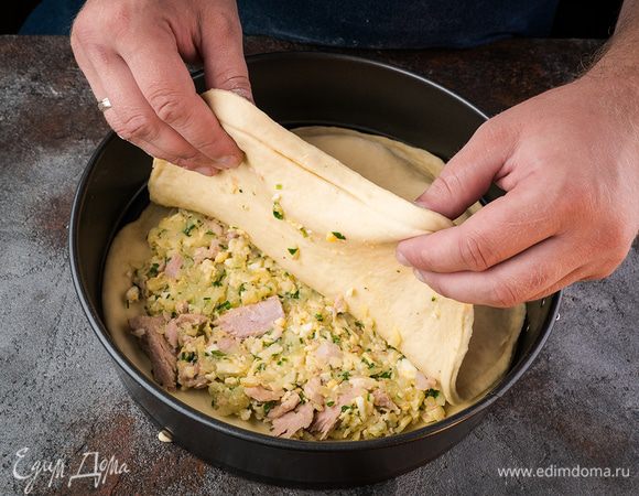 Закрываем большей частью раскатанного теста.