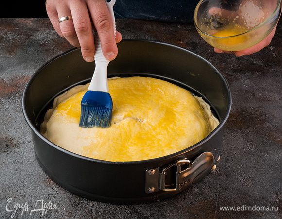 Взбиваем желток и смазываем тесто. Оставляем на 10 — 15 минут и затем выпекаем в предварительно разогретой до 200°С духовке 25 — 30 минут. 