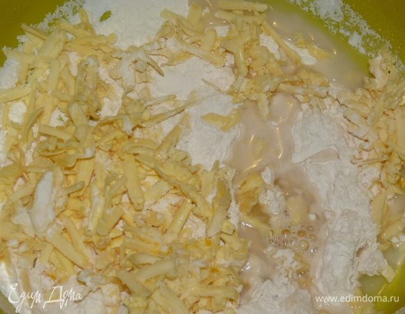 Тем временем натереть на терке сливочное масло (оставить немного для смазывания формы). Замесить тесто из муки, масла, щепотки соли, 1 желтка и 3 стол. ложек воды (может понадобиться чуть больше муки).