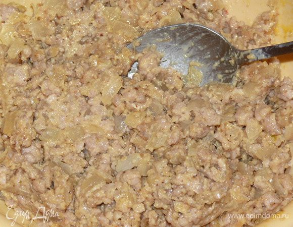 Добавить к фаршу 1 желток, 1 столовую ложку сливок, 3 столовых ложки манки (можно заменить сухарями). Тщательно размешать.