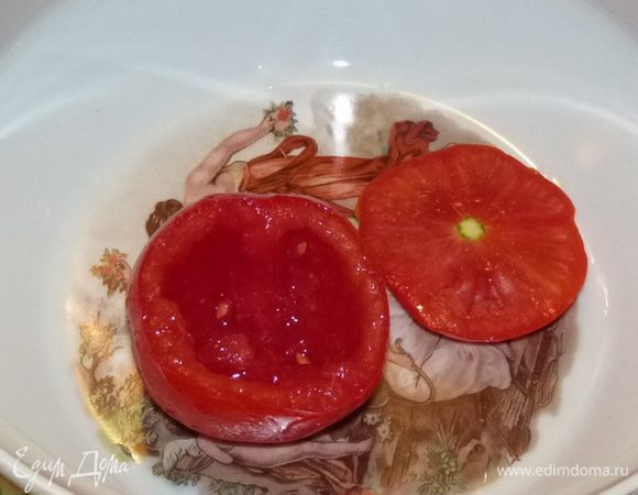 Срезать крышечку с помидоров. Желательно, чтобы помидоры были одинакового размера.