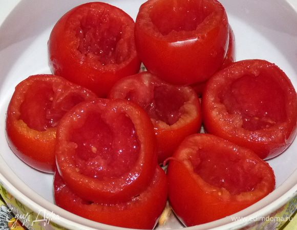 Аккуратно ложкой вынуть мякоть и перевернуть срезом вниз, чтобы стекла лишняя жидкость.