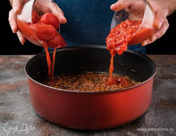 Влить измельченные томаты и томатный соус.