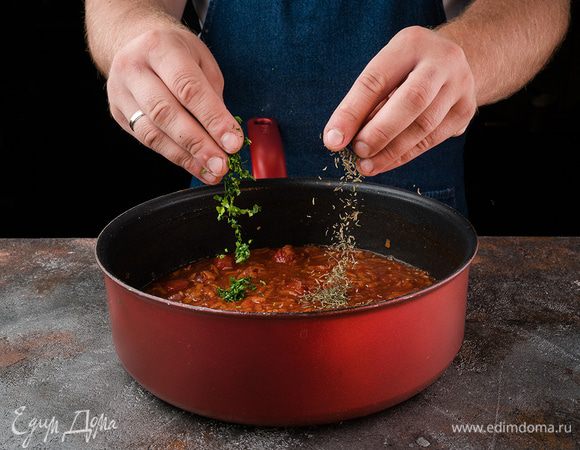 Положить ложку сахара и специи. Посолить и поперчить. Накрыть сковороду крышкой и потушить соус на медленном огне 20 — 25 минут.