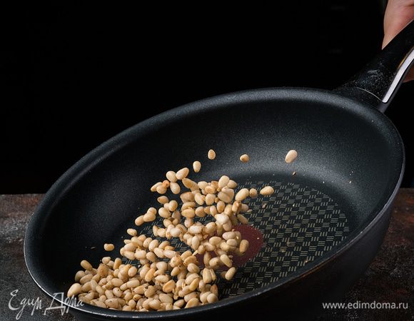 Кедровые орехи подсушить на разогретой сковороде.