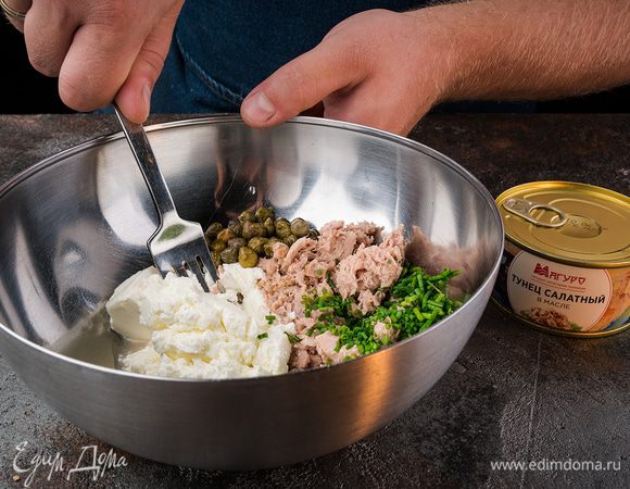 Нарезать шнитт-лук и сыр фета. Приготовить начинку: к тунцу добавить сыр, шнитт-лук, каперсы и все еще раз размять вилкой.
