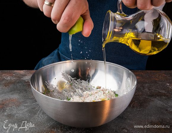 Полить начинку соком лайма, оливковым маслом и все перемешать.