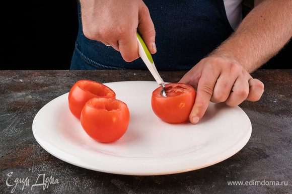 С помидоров срезать крышечку и удалить сердцевину вместе с семенами и соком. Кинзу мелко порубить.