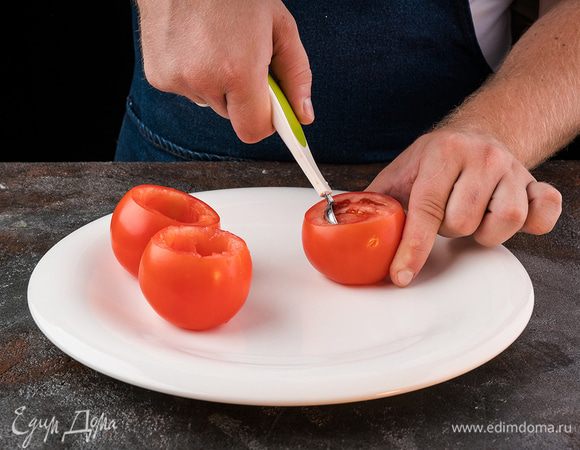 С помидоров срезать крышечку и удалить сердцевину вместе с семенами и соком. Кинзу мелко порубить.
