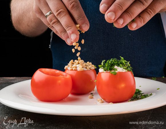 Наполнить помидоры начинкой, посыпать кедровыми орехами, кинзой. 