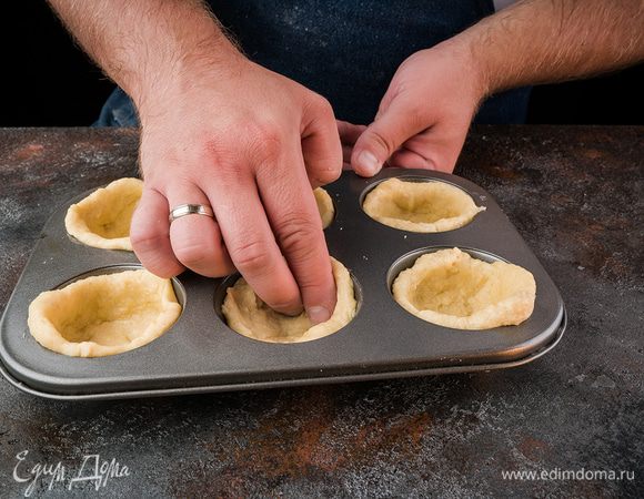 Формочки для кексов хорошо смазываем сливочным маслом. Духовку разогреваем до 200°С. Яйца с молоком, солью, перцем, зеленью немного взбить венчиком. Окунаем в получившуюся смесь кусочки батона и пальцами распределяем в формочках. Получившиеся корзинки запекаем до румяности в духовке минут 10.