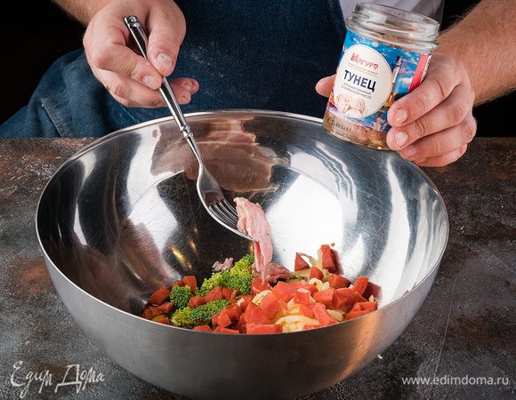 Тем временем готовим начинку. В оставшуюся молочно-яичную смесь добавляем мелко нарезанные: брокколи, семгу, вяленые помидоры, размятый вилочкой тунец и порезанный мелким кубиком сыр. Хорошенько перемешиваем.