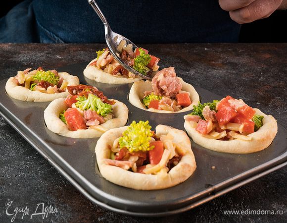 Начинку выливаем в зарумяненные корзинки и выпекаем в духовке еще минут 10 — 15 до румяного цвета.