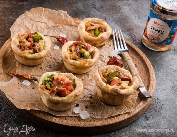 Даем чуть-чуть остыть и вынимаем из формочек, если они были хорошо смазаны маслом, то корзинки легко вынимаются.