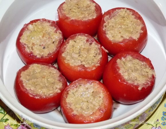 Нафаршировать помидоры.