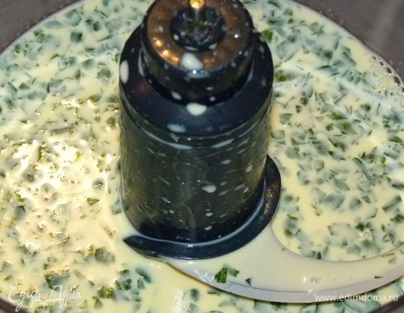 Измельчить зелень. Взбить оставшиеся 2 белка, 2 яйца, сливки. Добавить соль, куркуму и зелень. Тщательно перемешать.