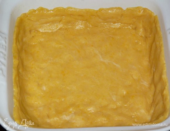 Смазать оставшимся сливочным маслом форму. Раскатать тесто и выложить на дно, формируя невысокие бортики.