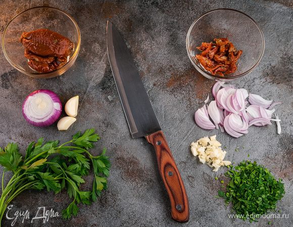 Лук нарезать на четверть кольца, томаты — соломкой, чеснок мелко нарубить. С тунца слить жидкость и размять вилкой.