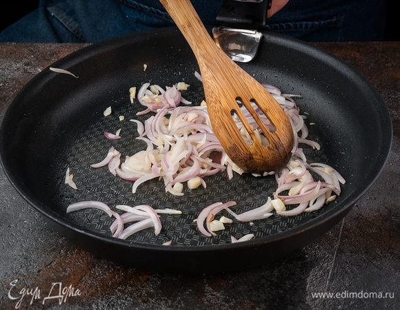 Лук и чеснок обжарить на масле от томатов.