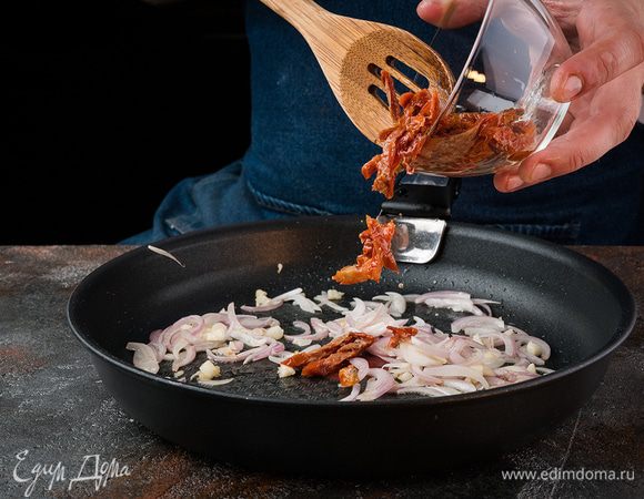 Когда лук станет мягким, добавить томаты и обжарить 2 — 3 минуты. Параллельно отварить пасту.